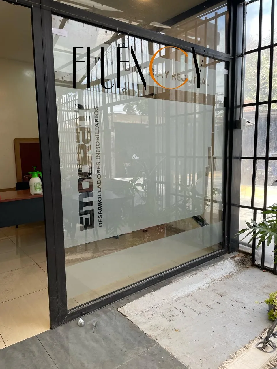 Instalación de Vinilo Empavonado en Cristales de Oficinas