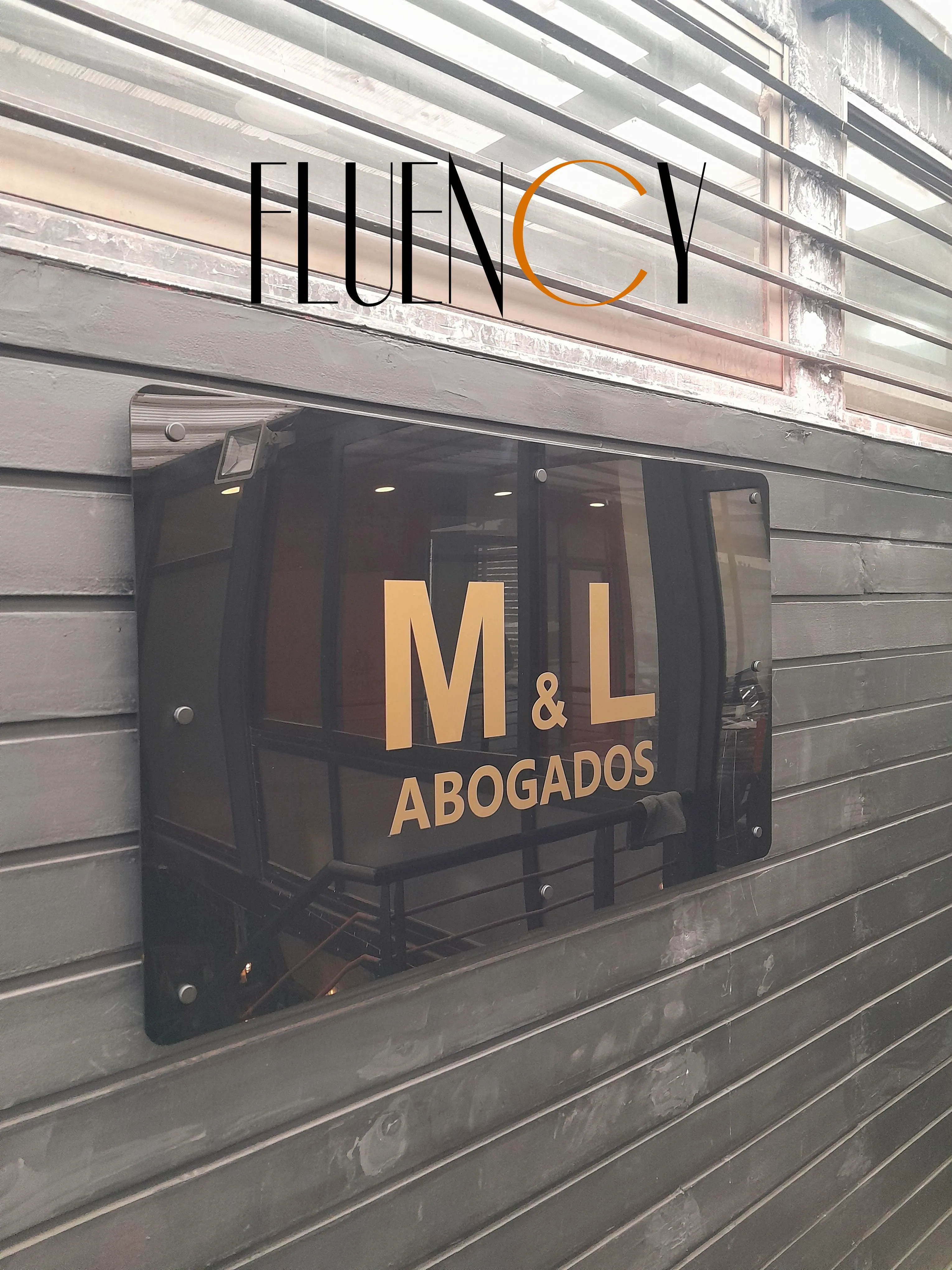 Troquelado computarizado de logotipo corporativo en vinilo